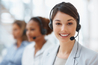 Nahaufnahme einer Call-Center-Mitarbeiterin mit Headset